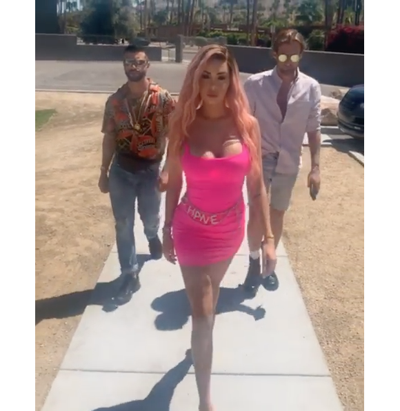 Nabilla se la joue Barbie à Coachella, le 13 avril 2019.
