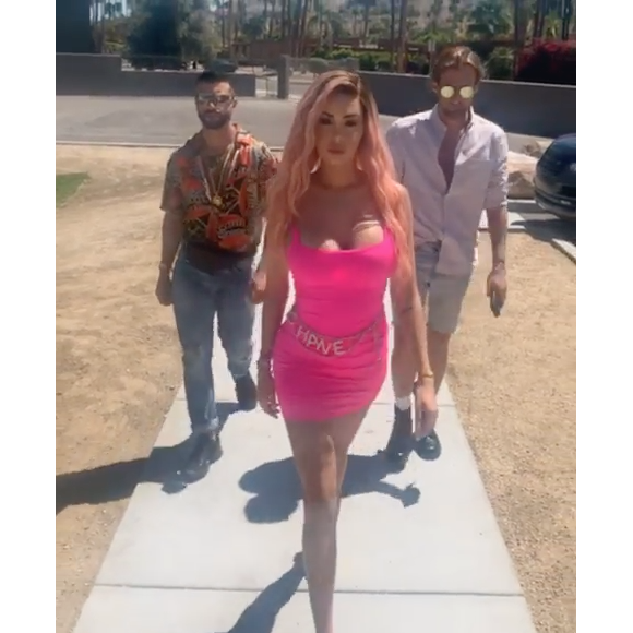 Nabilla se la joue Barbie à Coachella, le 13 avril 2019.