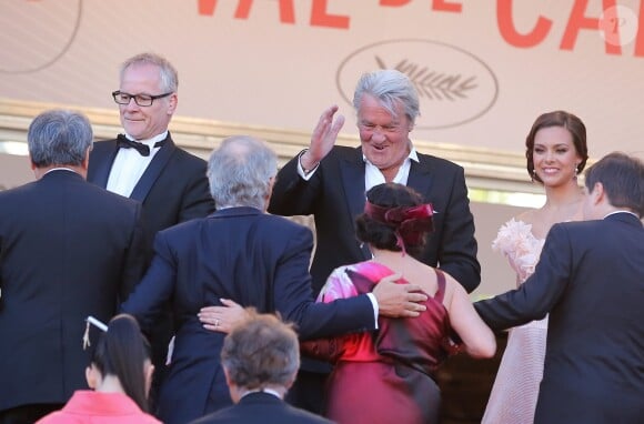 Thierry Frémaux, Marine Lorphelin (robe Eric Tibusch), Alain Delon - Montée des marches du film "Zulu" lors de la clôture du 66eme festival du film de Cannes le 26 mai 2013