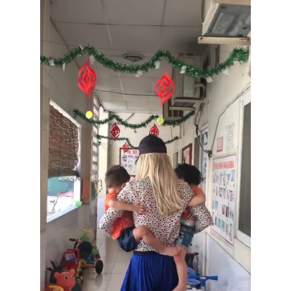 Laeticia Hallyday sur Instagram, le 15 avril 2019. Voyage au Vietnam avec ses filles, Jade et Joy. Elles ont visité l'association de Laeticia Hallyday et Hélène Darroze "La bonne étoile", qui vient en aide aux orphelins vietnamiens.