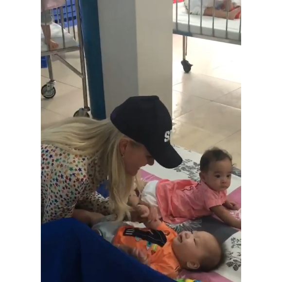 Laeticia Hallyday sur Instagram, le 15 avril 2019. Voyage au Vietnam avec ses filles, Jade et Joy. Elles ont visité l'association de Laeticia Hallyday et Hélène Darroze "La bonne étoile", qui vient en aide aux orphelins vietnamiens.