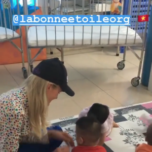Laeticia Hallyday sur Instagram, le 15 avril 2019. Voyage au Vietnam avec ses filles, Jade et Joy. Elles ont visité l'association de Laeticia Hallyday et Hélène Darroze "La bonne étoile", qui vient en aide aux orphelins vietnamiens.
