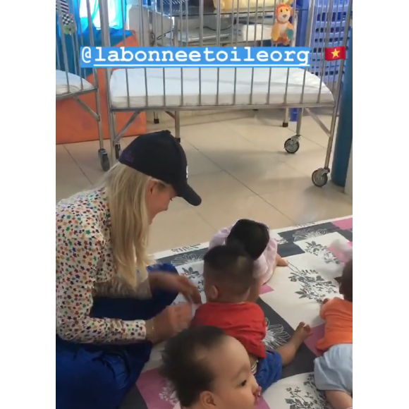 Laeticia Hallyday sur Instagram, le 15 avril 2019. Voyage au Vietnam avec ses filles, Jade et Joy. Elles ont visité l'association de Laeticia Hallyday et Hélène Darroze "La bonne étoile", qui vient en aide aux orphelins vietnamiens.