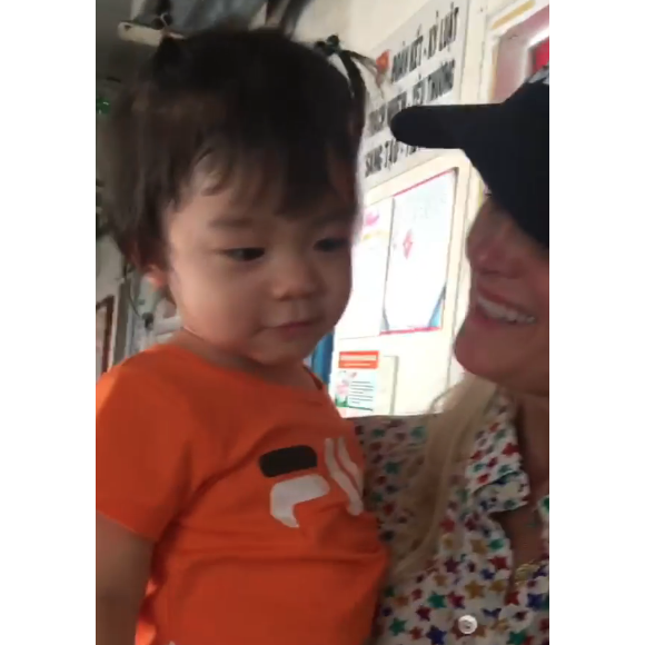 Laeticia Hallyday sur Instagram, le 15 avril 2019. Voyage au Vietnam avec ses filles, Jade et Joy. Elles ont visité l'association de Laeticia Hallyday et Hélène Darroze "La bonne étoile", qui vient en aide aux orphelins vietnamiens.