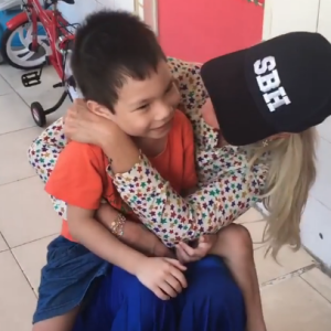 Laeticia Hallyday sur Instagram, le 15 avril 2019. Voyage au Vietnam avec ses filles, Jade et Joy. Elles ont visité l'association de Laeticia Hallyday et Hélène Darroze "La bonne étoile", qui vient en aide aux orphelins vietnamiens.