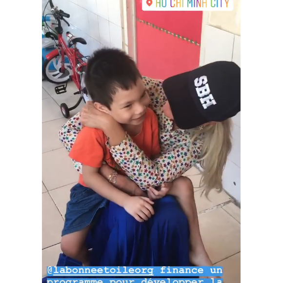 Laeticia Hallyday sur Instagram, le 15 avril 2019. Voyage au Vietnam avec ses filles, Jade et Joy. Elles ont visité l'association de Laeticia Hallyday et Hélène Darroze "La bonne étoile", qui vient en aide aux orphelins vietnamiens.
