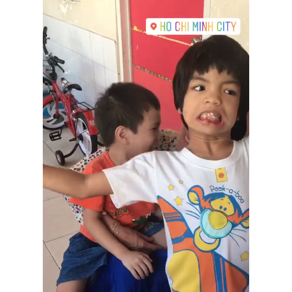 Laeticia Hallyday sur Instagram, le 15 avril 2019. Voyage au Vietnam avec ses filles, Jade et Joy. Elles ont visité l'association de Laeticia Hallyday et Hélène Darroze "La bonne étoile", qui vient en aide aux orphelins vietnamiens.