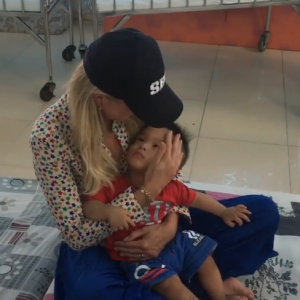 Laeticia Hallyday sur Instagram, le 15 avril 2019. Voyage au Vietnam avec ses filles, Jade et Joy. Elles ont visité l'association de Laeticia Hallyday et Hélène Darroze "La bonne étoile", qui vient en aide aux orphelins vietnamiens.