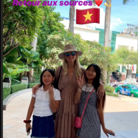 Laeticia Hallyday au Vietnam avec Jade et Joy : tendre moment avec des orphelins
