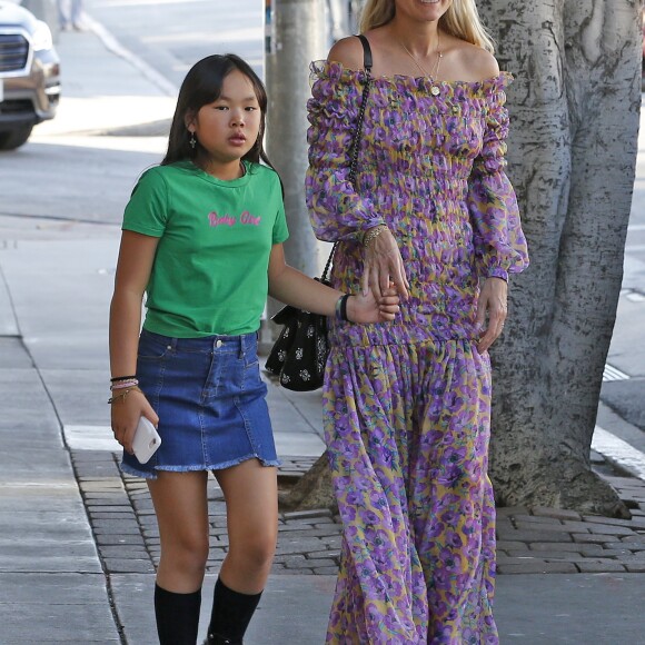 Laeticia Hallyday et sa fille Joy - Laeticia Hallyday et ses filles Jade et Joy arrivent au restaurant Gladstones pour déjeuner à Los Angeles, le 30 mars 2019.