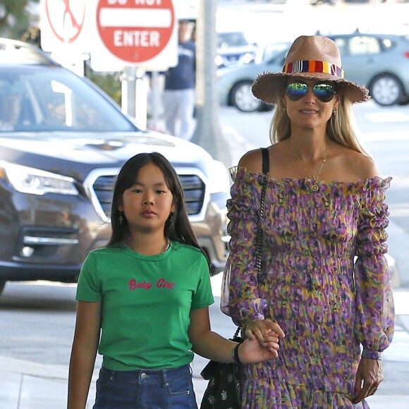 Laeticia Hallyday et sa fille Joy - Laeticia Hallyday et ses filles Jade et Joy arrivent au restaurant Gladstones pour déjeuner à Los Angeles, le 30 mars 2019.