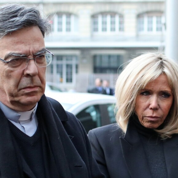 Le président de la République française, Emmanuel Macron, la Première dame Brigitte Macron et l'archevêque de Paris Michel Aupetit - Le président de la République française est venu constater les dégâts provoqués par l'incendie survenu en la cathédrale Notre-Dame de Paris, France, le 15 avril 2019. © Stéphane Lemouton/Bestimage