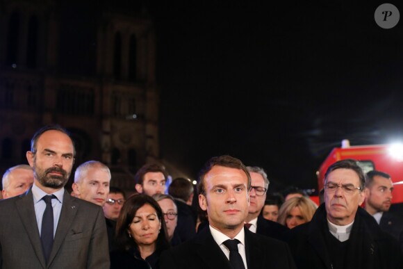 Le premier ministre, Edouard Philippe, Franck Riester, ministre de la Culture, la maire de Paris, Anne Hidalgo, le président de la République française, Emmanuel Macron, Richard Ferrand, président de l'Assemblée Nationale, la Première Dame Brigitte Macron et l'archevêque de Paris Michel Aupetit - Le président de la République française est venu constater les dégâts provoqués par l'incendie survenu en la cathédrale Notre-Dame de Paris, France, le 15 avril 2019. © Stéphane Lemouton/Bestimage