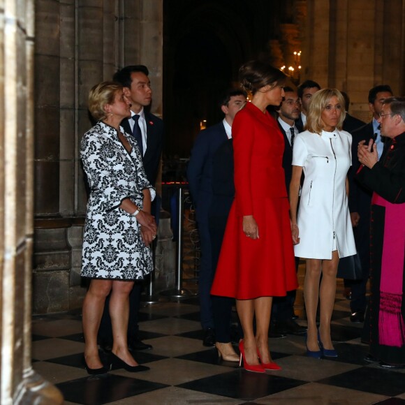 Brigitte Macron (Trogneux) et Melania Trump (habillée en Dior) visitent la cathédrale Notre-Dame de Paris accompagnées du recteur de la cathédrale, Mgr Patrick Chauvet, le 13 juillet 2017. © Sébastien Valiela/Dominique Jacovides/Bestimage