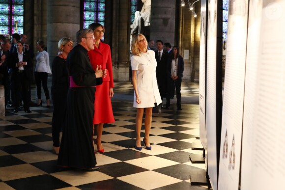 Brigitte Macron (Trogneux) et Melania Trump (habillée en Dior) visitent la cathédrale Notre-Dame de Paris accompagnées du recteur de la cathédrale, Mgr Patrick Chauvet, le 13 juillet 2017. © Sébastien Valiela/Dominique Jacovides/Bestimage No