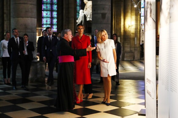 Brigitte Macron (Trogneux) et Melania Trump (habillée en Dior) visitent la cathédrale Notre-Dame de Paris accompagnées du recteur de la cathédrale, Mgr Patrick Chauvet, le 13 juillet 2017. © Sébastien Valiela/Dominique Jacovides/Bestimage