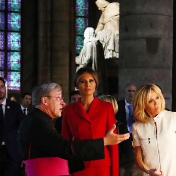 Brigitte Macron (Trogneux) et Melania Trump (habillée en Dior) visitent la cathédrale Notre-Dame de Paris accompagnées du recteur de la cathédrale, Mgr Patrick Chauvet, le 13 juillet 2017. © Sébastien Valiela/Dominique Jacovides/Bestimage