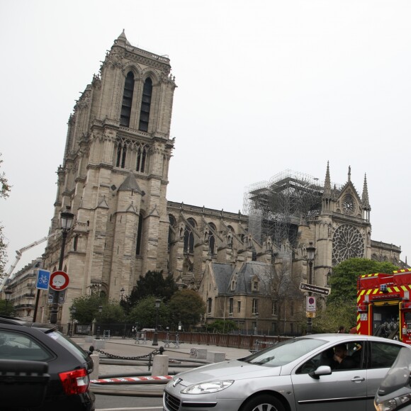 Illustration de la cathédrale Notre-Dame de Paris au lendemain de l'incendie, qui a entièrement détruit la toiture et sa charpente, et dont la flèche, qui culminait à 93 mètres, s'est effondrée. Le 16 avril 2019 © Denis Guignebourg / Bestimage