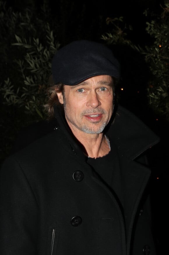 Brad Pitt quitte le musée d'art moderne de la ville de Paris après la visite de l'exposition "Almost Human" de son ami sculpteur Thomas Houseago le 12 mars 2019.
