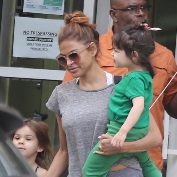 Exclusif - Eva Mendes fait des courses avec ses enfants Esmeralda et Amada Lee Gosling dans les rues de Los Angeles, le 9 avril 2019.