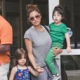 Exclusif - Eva Mendes fait des courses avec ses enfants Esmeralda et Amada Lee Gosling dans les rues de Los Angeles, le 9 avril 2019.