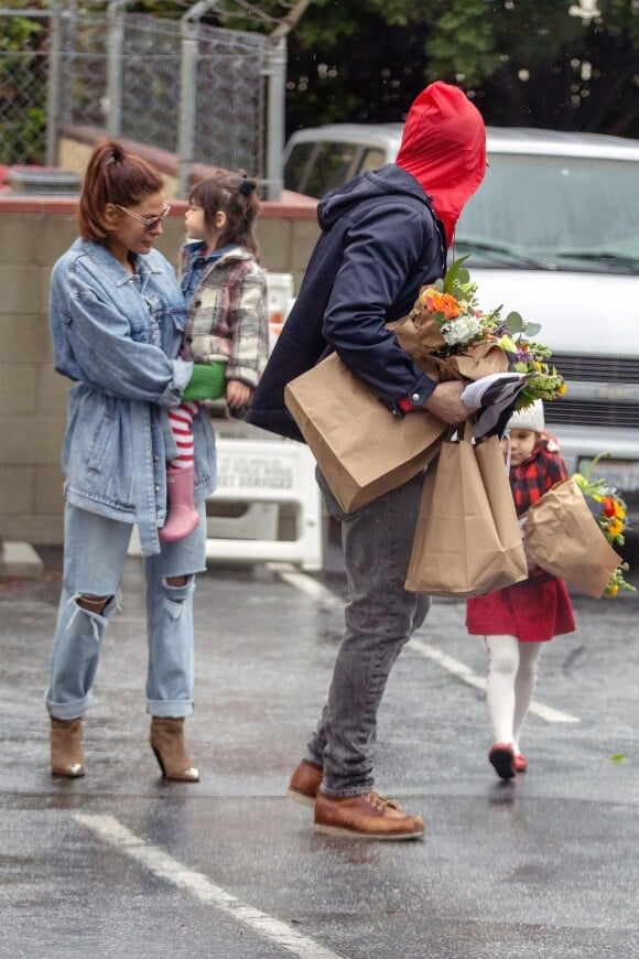 Exclusif - Ryan Gosling avec sa femme Eva Mendes et leurs enfants Esmeralda font du shopping à Los Angeles le 14 février, 2019.