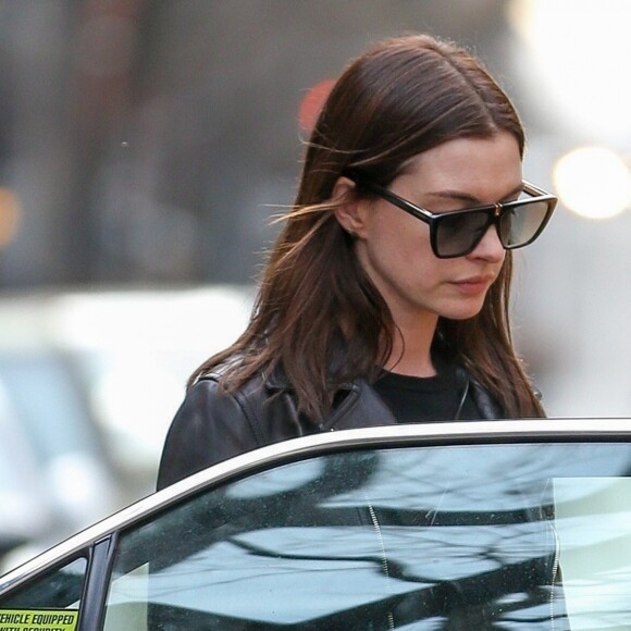 Exclusif - Anne Hathaway et son mari Adam Shulman prennent un taxi avec leur fils Jonathan pour une balade dans les rues de New York, le 16 avril 2019.