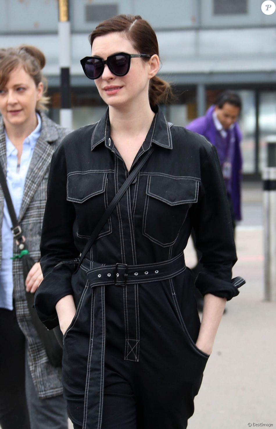 Anne Hathaway arrive à l'aéroport Heathrow, elle porte une combinaison