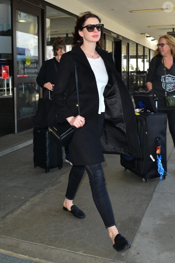 Exclusif - Anne Hathaway arrive à l'aéroport de Los Angeles (LAX), le 3 avril 2019.