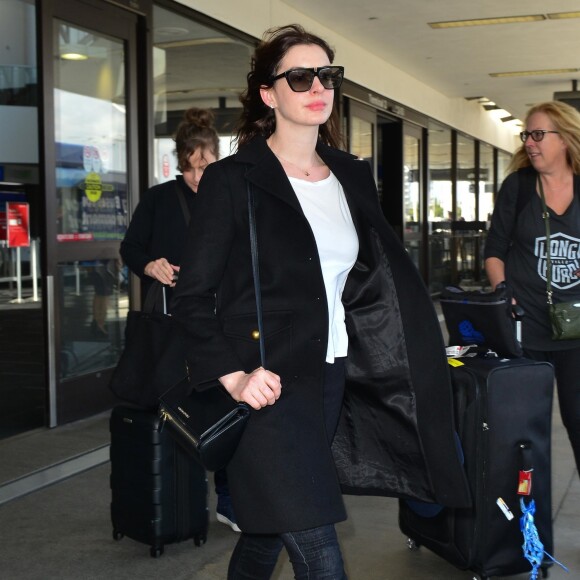 Exclusif - Anne Hathaway arrive à l'aéroport de Los Angeles (LAX), le 3 avril 2019.