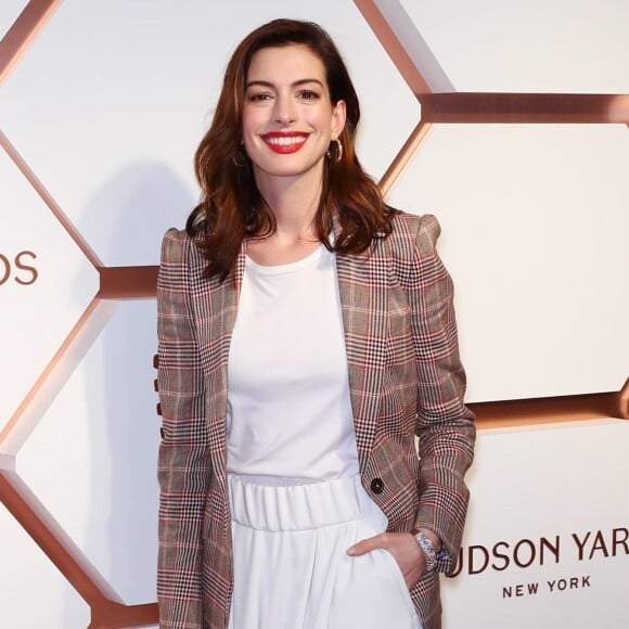 Anne Hathaway au photocall de la soirée d'ouverture du complexe immobilier "Hudson Yards" à New York, le 14 mars 2019.