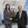 Anne Hathaway, ambassadrice de bonne volonté de l'ONU rencontre le Secrétaire Géneral des Nations Unis António Guterres, le 12 mars 2019 à New York.
