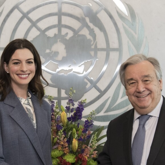 Anne Hathaway, ambassadrice de bonne volonté de l'ONU rencontre le Secrétaire Géneral des Nations Unis António Guterres, le 12 mars 2019 à New York.