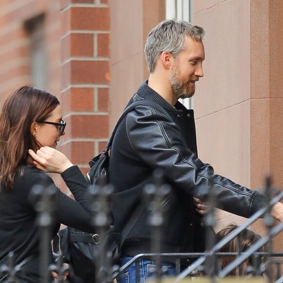 Exclusif - Anne Hathaway et son mari Adam Shulman prennent un taxi avec leur fils Jonathan pour une balade dans les rues de New York, le 16 avril 2019.