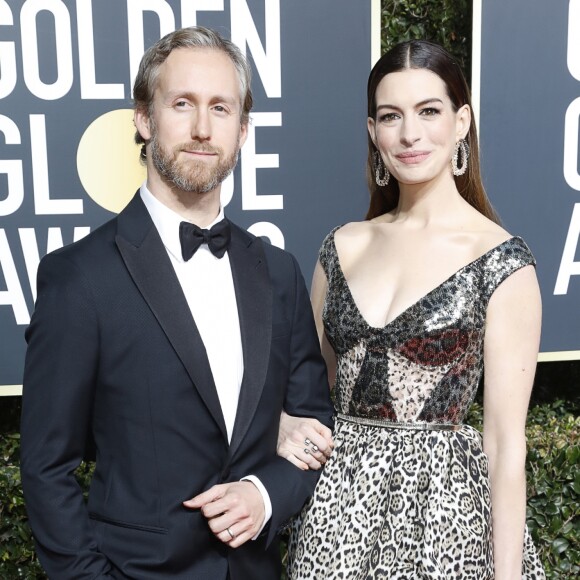 Anne Hathaway et son mari Adam Shulman au photocall de la 76ème cérémonie annuelle des Golden Globe Awards au Beverly Hilton Hotel à Los Angeles, Californie, Etats-Unis, le 6 janver 2019.