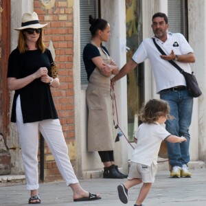 Anne Hathaway, son mari Adam Shulman et leur fils Jonathan débarquent du bateau de Valentino Garavani au 75ème festival du film de Venise, la Mostra le 2 septembre 2018.