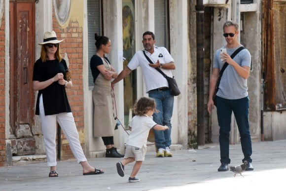 Anne Hathaway, son mari Adam Shulman et leur fils Jonathan débarquent du bateau de Valentino Garavani au 75ème festival du film de Venise, la Mostra le 2 septembre 2018.