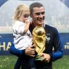 Antoine Griezmann avec la Coupe du monde et sa fille Mia lors de la finale de la Coupe du Monde de Football 2018 à Moscou, opposant la France à la Croatie à Moscou le 15 juillet 2018