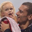 Antoine Griezmann avec sa fille Mia lors de la finale de la Coupe du Monde de Football 2018 à Moscou, opposant la France à la Croatie à Moscou le 15 juillet 2018