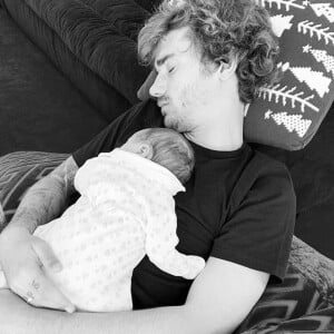 Antoine Griezmann partage une sieste avec son fils Amaro. Instagram, le 19 avril 2019.