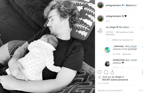 Antoine Griezmann partage une sieste avec son fils Amaro. Instagram, le 19 avril 2019.