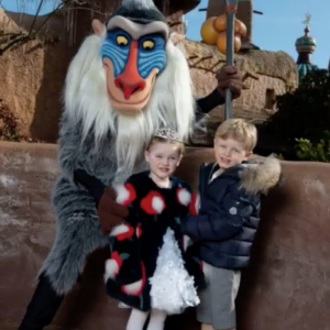 Jacques et Gabriella de Monaco ont découvert le parc Disneyland Paris, avec leurs parents Albert et Charlene de Monaco. Avril 2019.