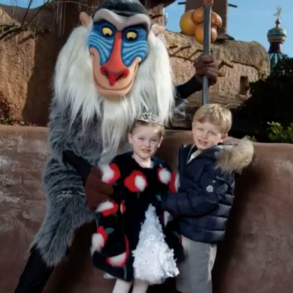 Jacques et Gabriella de Monaco ont découvert le parc Disneyland Paris, avec leurs parents Albert et Charlene de Monaco. Avril 2019.