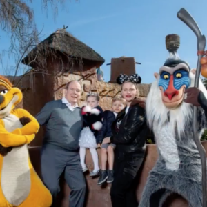 Jacques et Gabriella de Monaco ont découvert le parc Disneyland Paris, avec leurs parents Albert et Charlene de Monaco. Avril 2019.