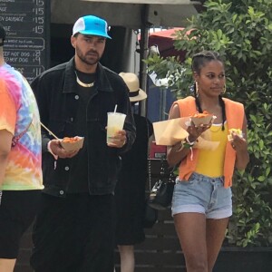 Jesse Williams et sa compagne Taylor Rooks au deuxième week-end du festival Coachella. Indio, le 20 avril 2019.