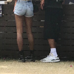 Jesse Williams et sa compagne Taylor Rooks au deuxième week-end du festival Coachella. Indio, le 20 avril 2019.