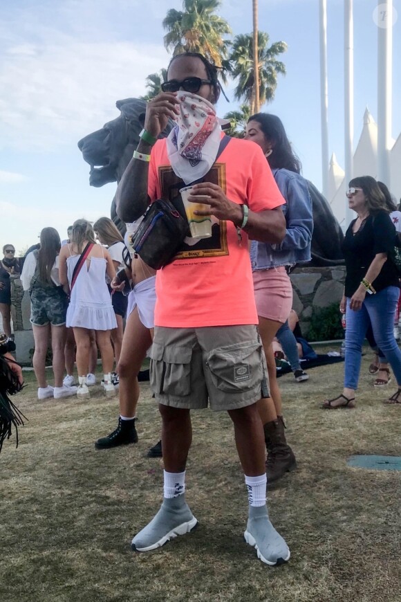 Lewis Hamilton (en t-shirt corail) au deuxième week-end du festival Coachella. Indio, le 20 avril 2019.