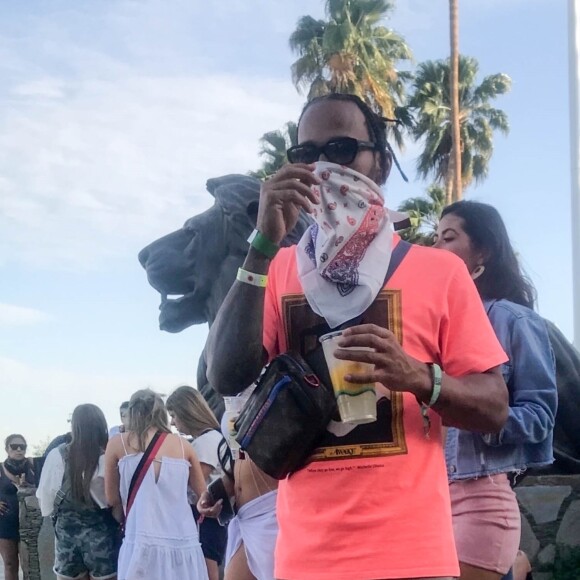 Lewis Hamilton (en t-shirt corail) au deuxième week-end du festival Coachella. Indio, le 20 avril 2019.