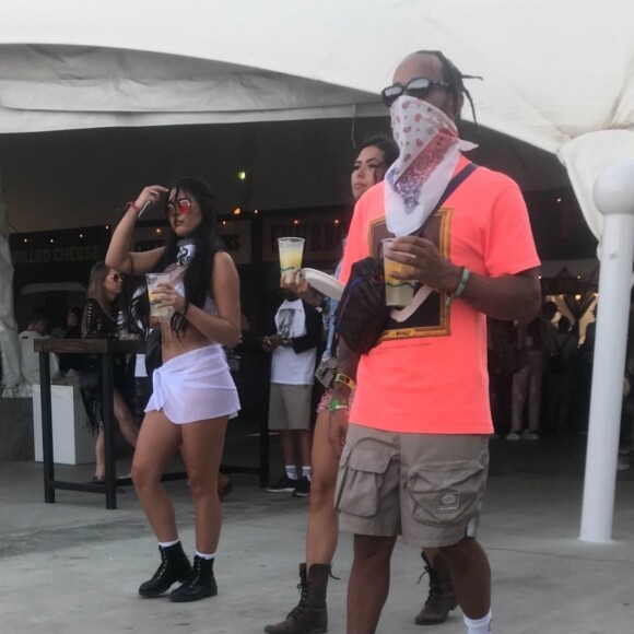 Lewis Hamilton (en t-shirt corail) au deuxième week-end du festival Coachella. Indio, le 20 avril 2019.