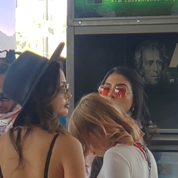 Lewis Hamilton (en t-shirt corail) au deuxième week-end du festival Coachella. Indio, le 20 avril 2019.